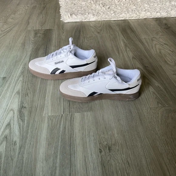 Rebook Sneaker - Picture 3 of 7